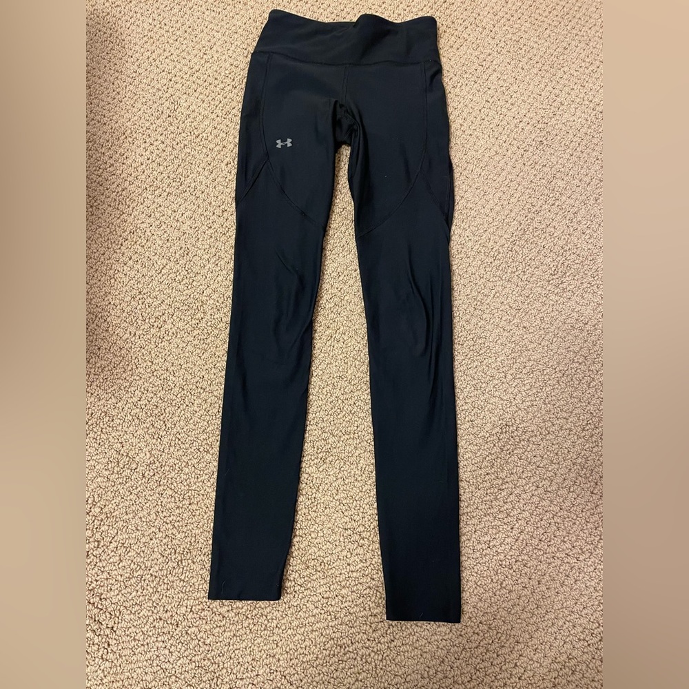 UA fitted heat gear leggings with back pocket.